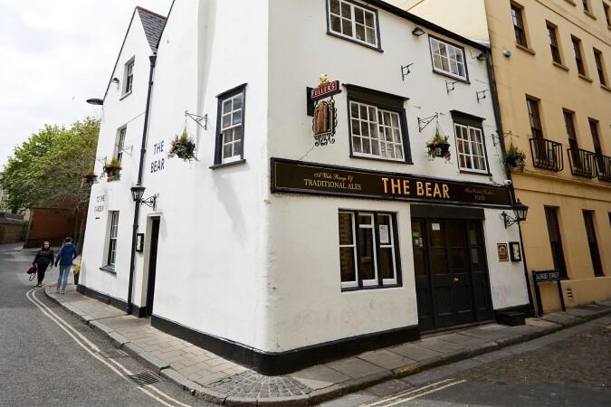 Best Sports Bars in Oxford - Bear Inn