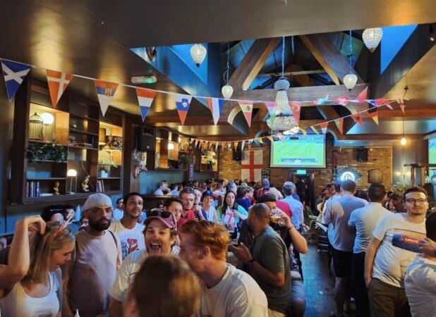 Best Sports Bars in London - The Old Frizzle