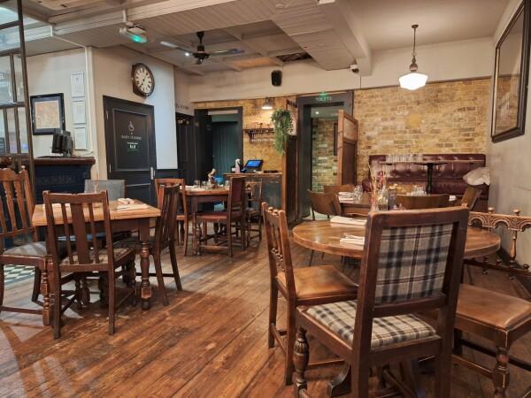 Best Sports Bars in London - Victoria Inn