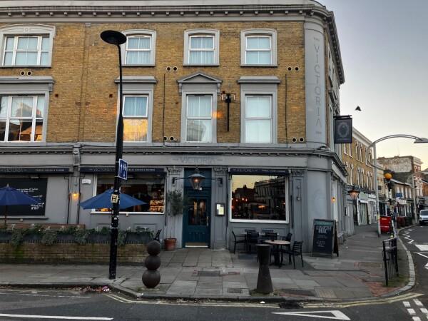 Best Sports Bars in London - Victoria Inn