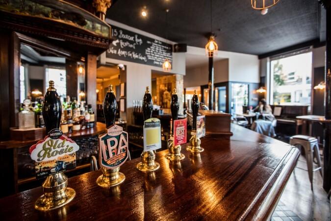 Best Sports Bars in London - Victoria Inn