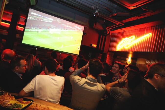 Best Sports Bars in Paris - Café Oz Grands Boulevards