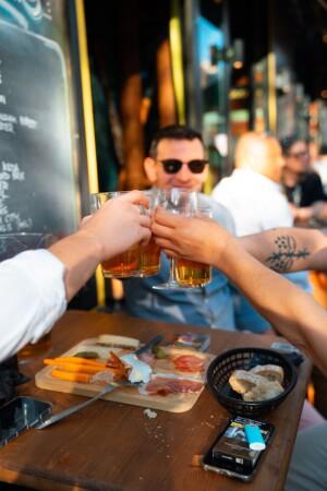 Best Sports Bars in Paris - Café Oz Grands Boulevards