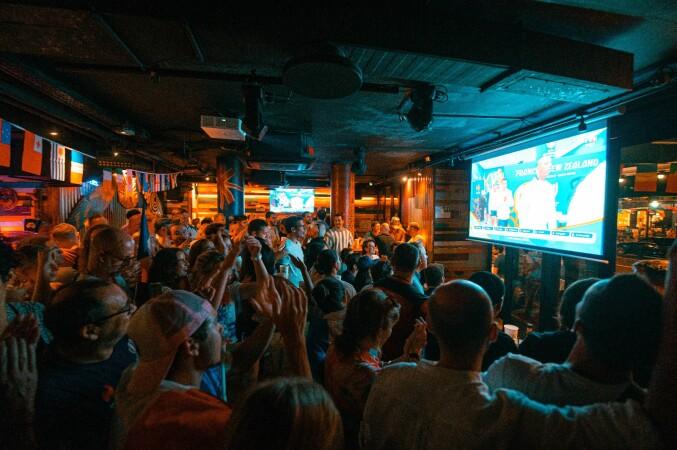 Best Sports Bars in Paris - Café Oz Grands Boulevards