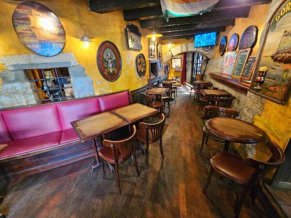 Best Sports Bars in Annecy - Captain Pub