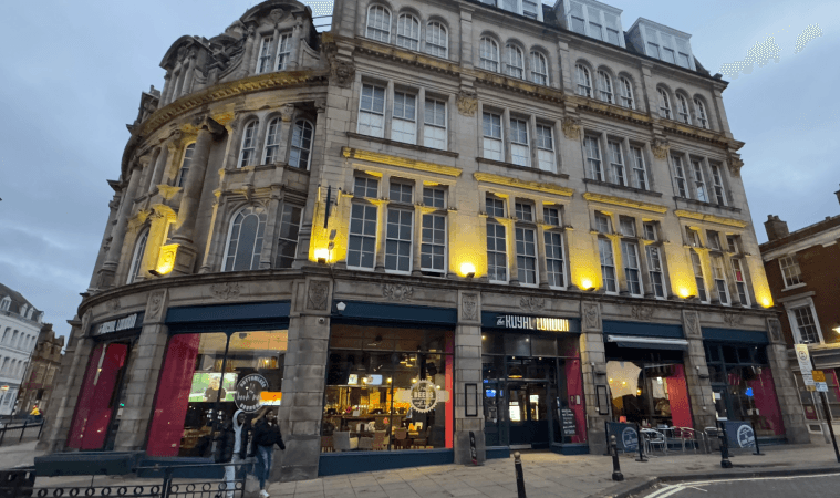 Best Sports Bars in Wolverhampton - The Royal London