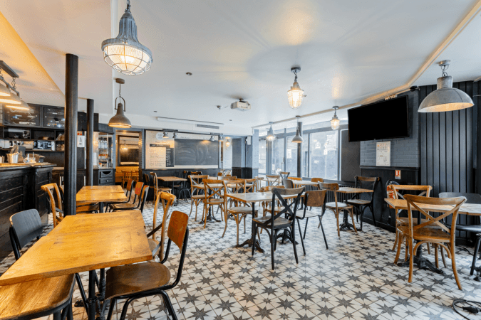 Best Sports Bars in Paris - Le Bistrot du Croissant