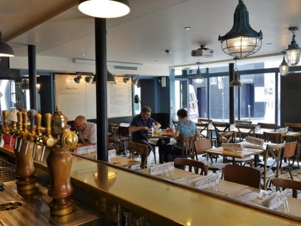 Best Sports Bars in Paris - Le Bistrot du Croissant