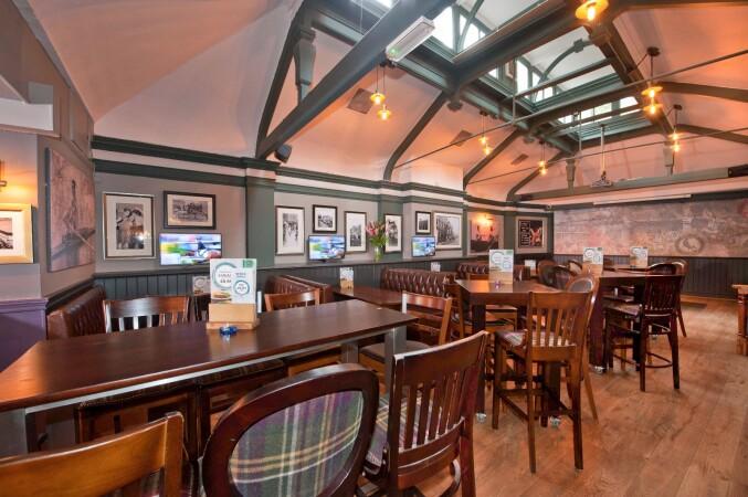 Best Sports Bars in Putney - Fox & Hounds Putney