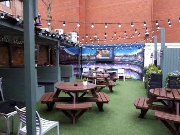 Best Sports Bars in Putney - Fox & Hounds Putney