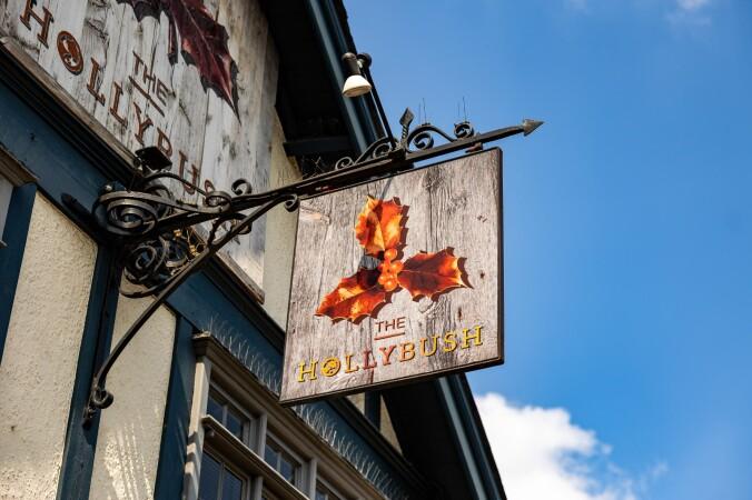 Best Sports Bars in Loughton - Hollybush