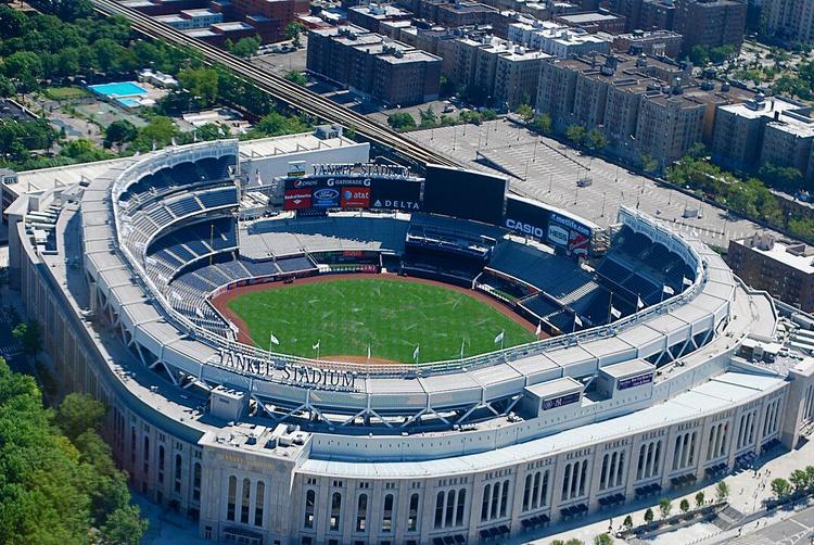 Find bars and venues showing the New York Yankees live. 