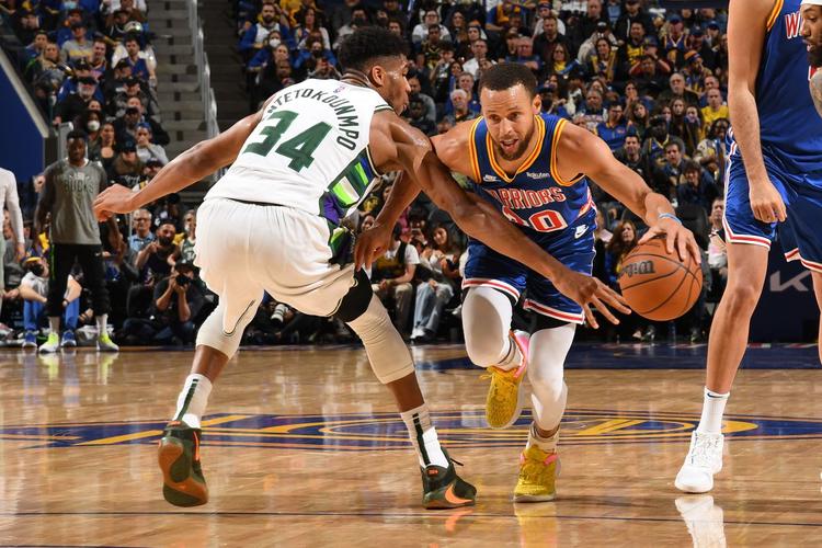 Ne manque aucun grand match de basket avec notre page spéciale balle orange ! 