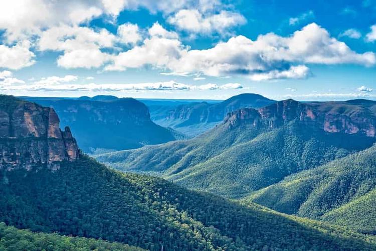If you're looking for a sports bar in the Blue Mountains, look no further than FANZO's venue finder. 
