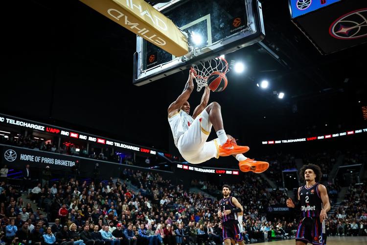 Explore bars and venues showing basketball live, from regular season action to high-profile games.



