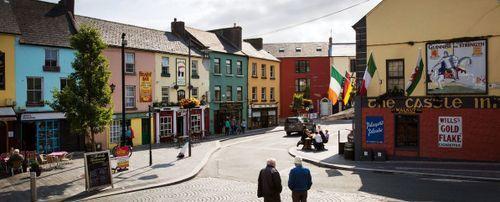 Discover the best sports bars in Athlone — where the match is live, the atmosphere’s mighty, and there’s a proper pint waiting for you.