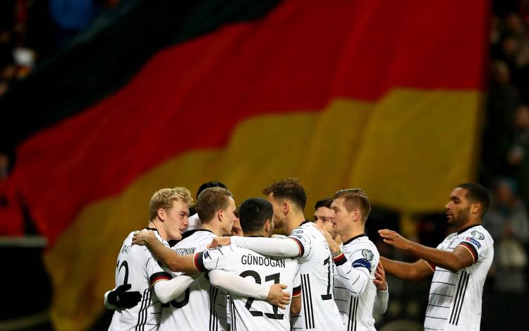 Finde Bars & Kneipen in ganz Deutschland, die die Spiele der DFB-Elf bei der WM 2026 live zeigen. Viele Spiele laufen im Free-TV bei ARD & ZDF – beste Stimmung garantiert.