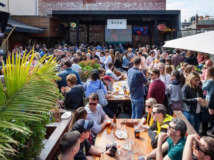 Les matchs des Bleus en prime time + l'été = terrasses et écrans extérieurs. L'idéal pour les soirs de juin et juillet.