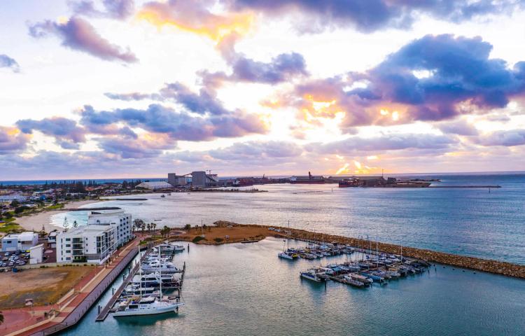 Heading out to watch the game in Geraldton. Select the perfect sports bar with FANZO. 