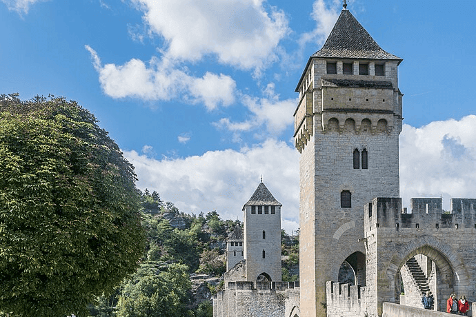 Entre vignobles et patrimoine, trouvez un bar sportif à Cahors pour suivre vos matchs dans un cadre unique.