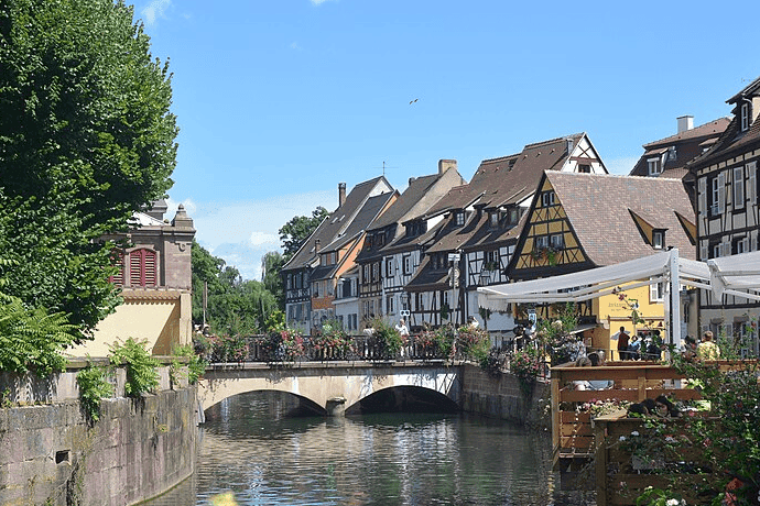 Profitez des ruelles pittoresques et des bars animés de Colmar pour ne rien manquer du football et du rugby.