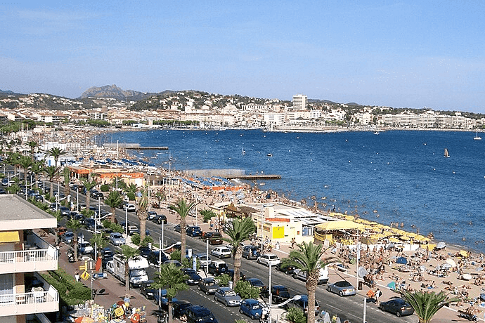 Entre Méditerranée et sport, profitez d’un match dans les bars de Fréjus avec vue sur le port.