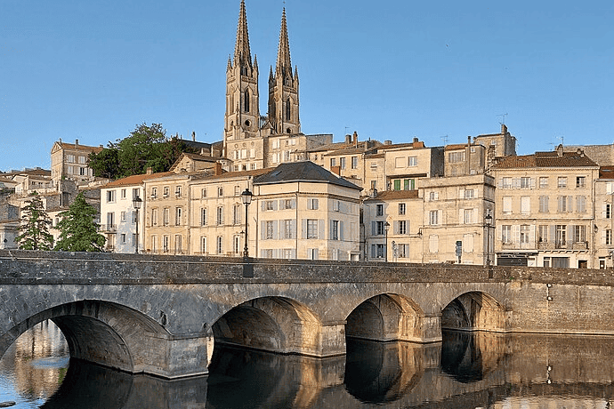 Suivez les grandes compétitions sportives à Niort dans des bars où l’ambiance est toujours au rendez-vous.