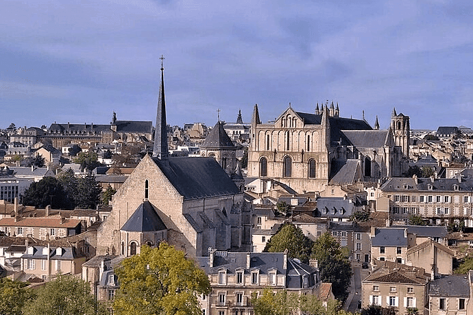 Retrouvez les meilleures adresses à Poitiers pour ne pas manquer un seul moment de vos matchs.