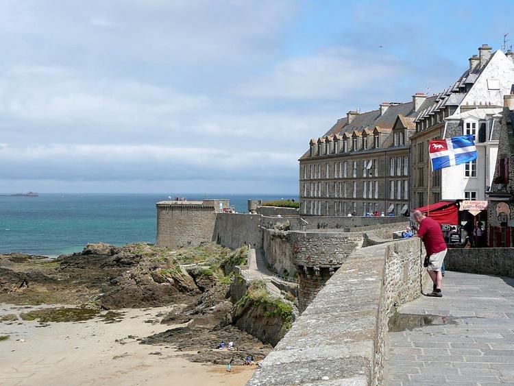 Suivez vos équipes préférées à Saint-Malo dans les pubs animés de l’Intra-Muros et autour du port.