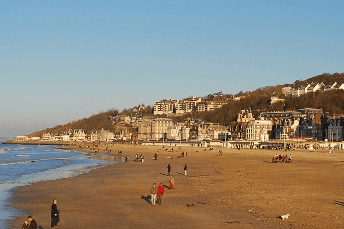Détendez-vous face à la mer et suivez votre match dans un bar sportif à Trouville.