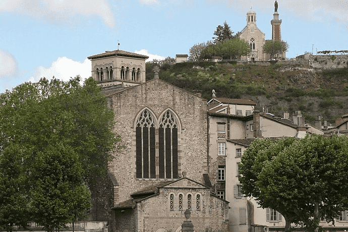 Entre vestiges antiques et passion du sport, découvrez où suivre un match dans un bar à Vienne.
