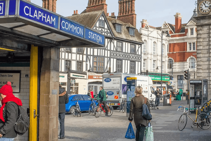 South of the river, Clapham is known for its young and lively vibe. It’s the go-to spot for fans who love a buzzing atmosphere and plenty of options for watching live sport. With beer gardens, giant screens, and menus filled with sharing platters, Clapham is ideal for groups looking to enjoy the game together.