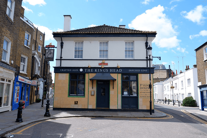 Earl’s Court offers a mix of cosy traditional pubs and stylish sports bars, making it a great place to watch live matches in a laid-back yet energetic setting.