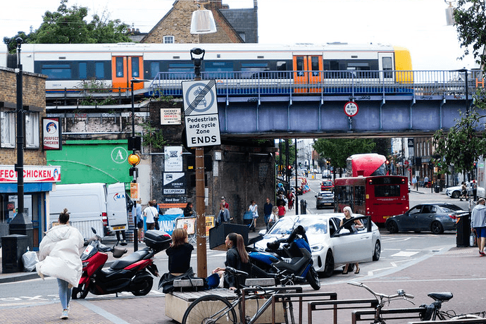 Hackney draws sports enthusiasts with its welcoming bars, giant screens, and laid-back vibe. This trendy neighborhood is perfect for cheering alongside fellow fans while sipping craft beers in an electric atmosphere.