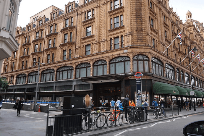 Knightsbridge boasts elegant sports bars with upscale atmospheres, perfect for enjoying live sports while sipping on refined drinks and savouring gourmet pub grub.