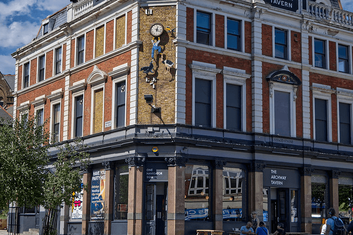 Notting Hill’s vibrant pubs and stylish bars make it a great choice for enjoying live sport in a chic yet relaxed atmosphere.