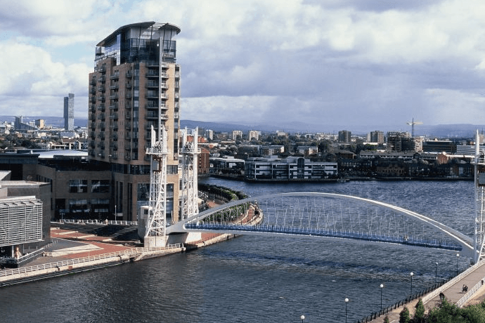 Just outside the city centre, Salford offers a mix of traditional pubs and modern sports bars, catering to passionate fans of football and rugby alike. The area’s proximity to Salford Red Devils’ and Manchester United’s grounds adds to its charm.