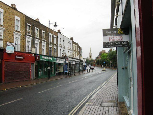 For a great matchday crowd, Bexley’s Broadway is where locals go for big screens, great beer, and a lively football-loving atmosphere.