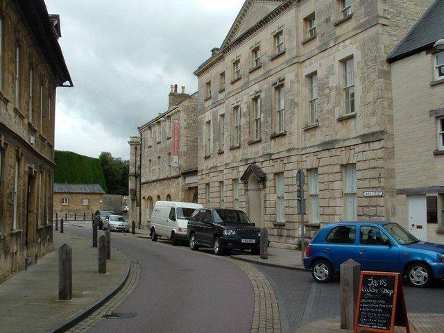 Find a lively spot in Cirencester’s Market Place, where historic pubs and modern bars bring locals together to enjoy live sport over a proper pint.