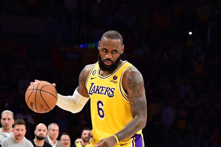 Calling all Lakers fans! This is for you. Do not miss a single second of the action from the star-power team. Select an upcoming game and all the pubs near you showing the game will appear. 