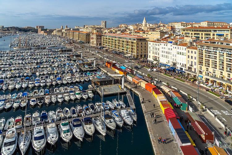 Du Vieux-Port au Cours Julien, Marseille vibre pour les Bleus. Trouve ton bar avec FANZO.