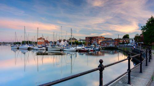 Discover the best sports bars in Fareham — where the match is live, the atmosphere’s mighty, and there’s a proper pint waiting for you.