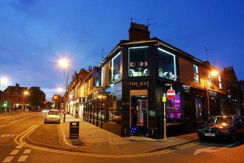Discover the best sports bars in Kettering — where the match is live, the atmosphere’s mighty, and there’s a proper pint waiting for you.