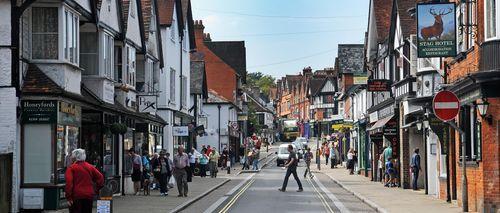 Explore Lyndhurst’s best sports bars — perfect for live sport, lively crowds and well-poured pints.