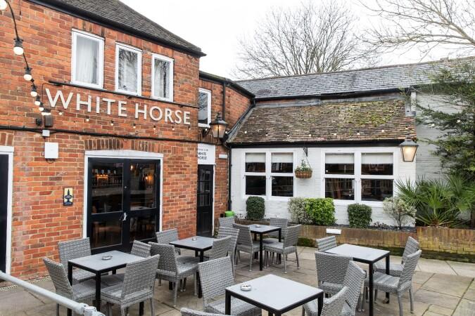 Best Sports Bars in Berkshire - White Horse (Reading)