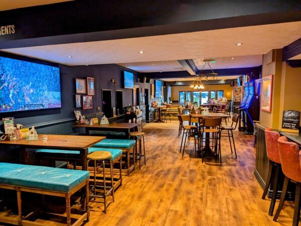 Best Sports Bars in Buckingham - White Hart (Buckingham)
