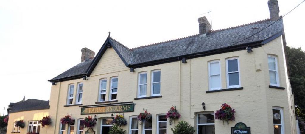 Best Sports Bars in Newquay - The Farmers Arms