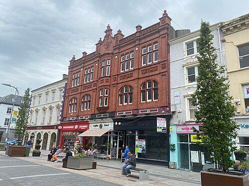 Discover the best sports bars in Tralee — where the match is live, the atmosphere’s mighty, and there’s a proper pint waiting for you.