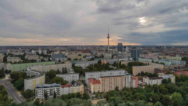 Die besten Bars & Kneipen in Berlin für die WM 2026 – von Kreuzberg über Neukölln bis Prenzlauer Berg. Finde Locations mit Top-Stimmung und großen Screens für alle Spiele von Juni bis Juli.