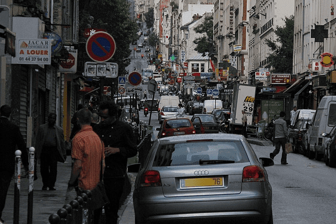 Entre Oberkampf et Bastille, trouvez des bars conviviaux diffusant du football et du rugby pour vivre vos soirées sportives à fond.